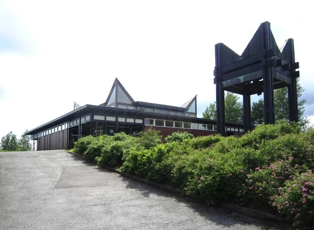 Greåker kirke sett utenfra.