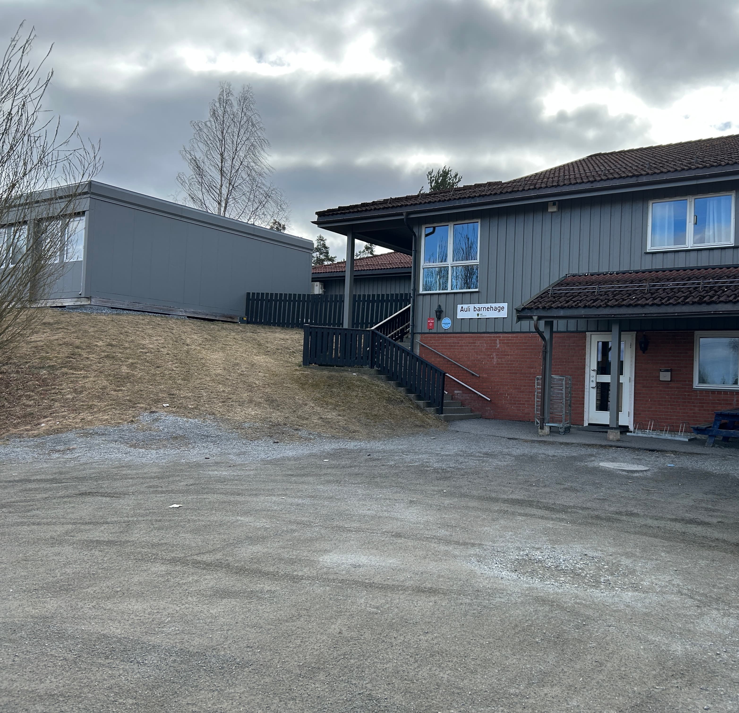 Bygningen som rommer Auli barnehage og Auli grendehus