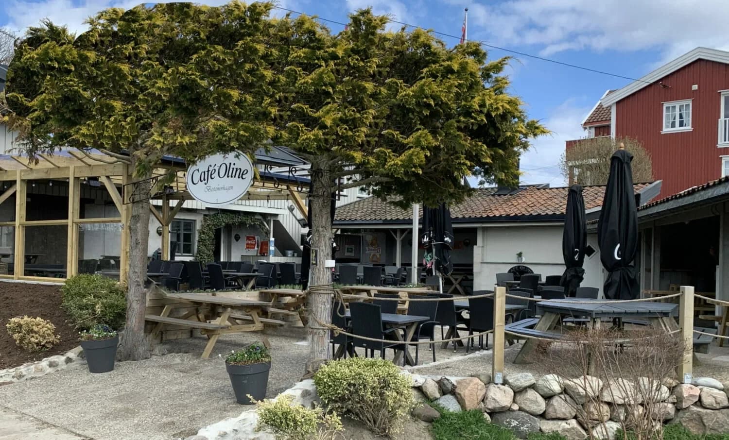 Uteserveringen og inngangspartiet ved Café Oline på Søndre Sandøy.