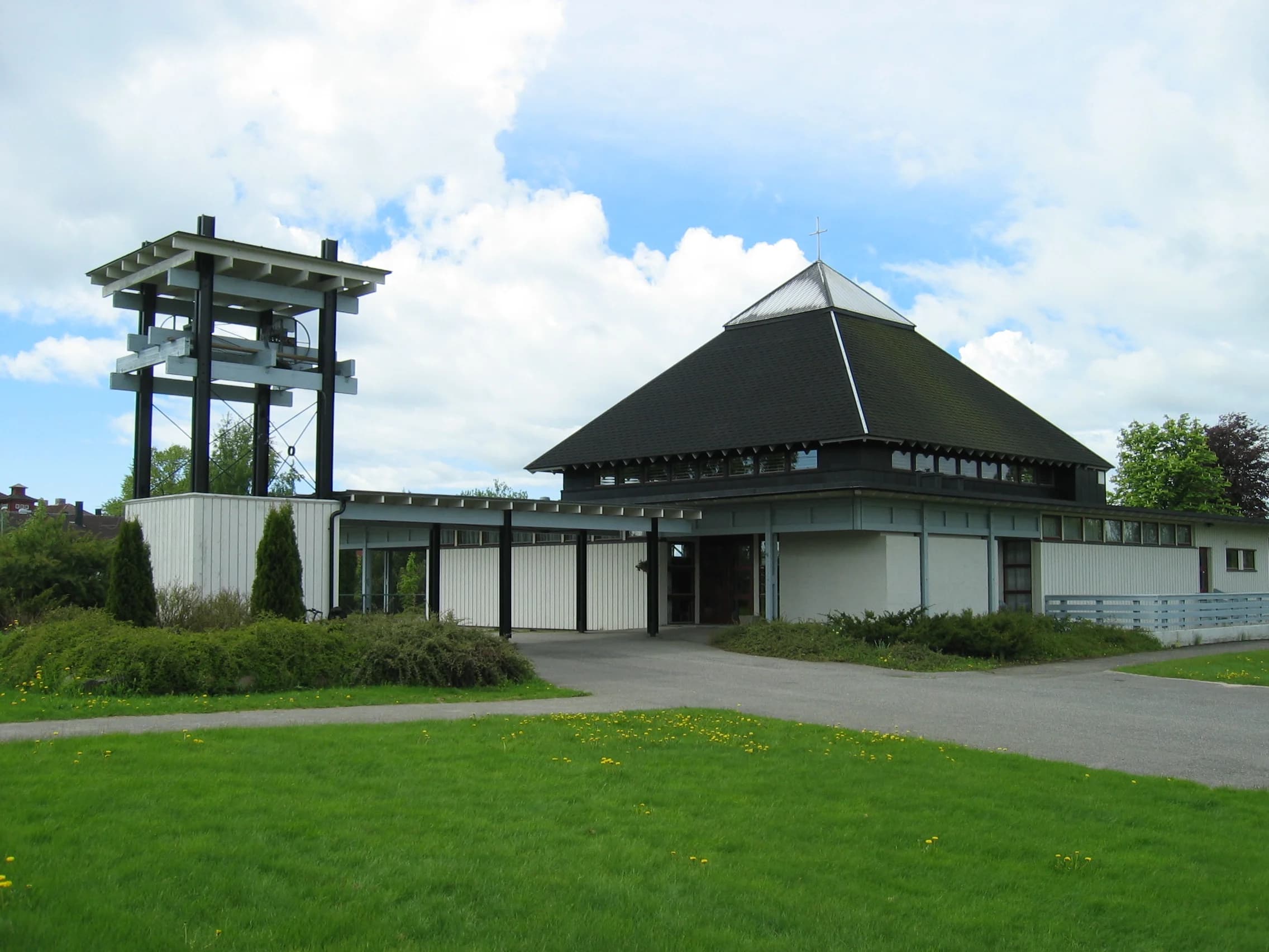 Kjølstad kirke sett utenfra.