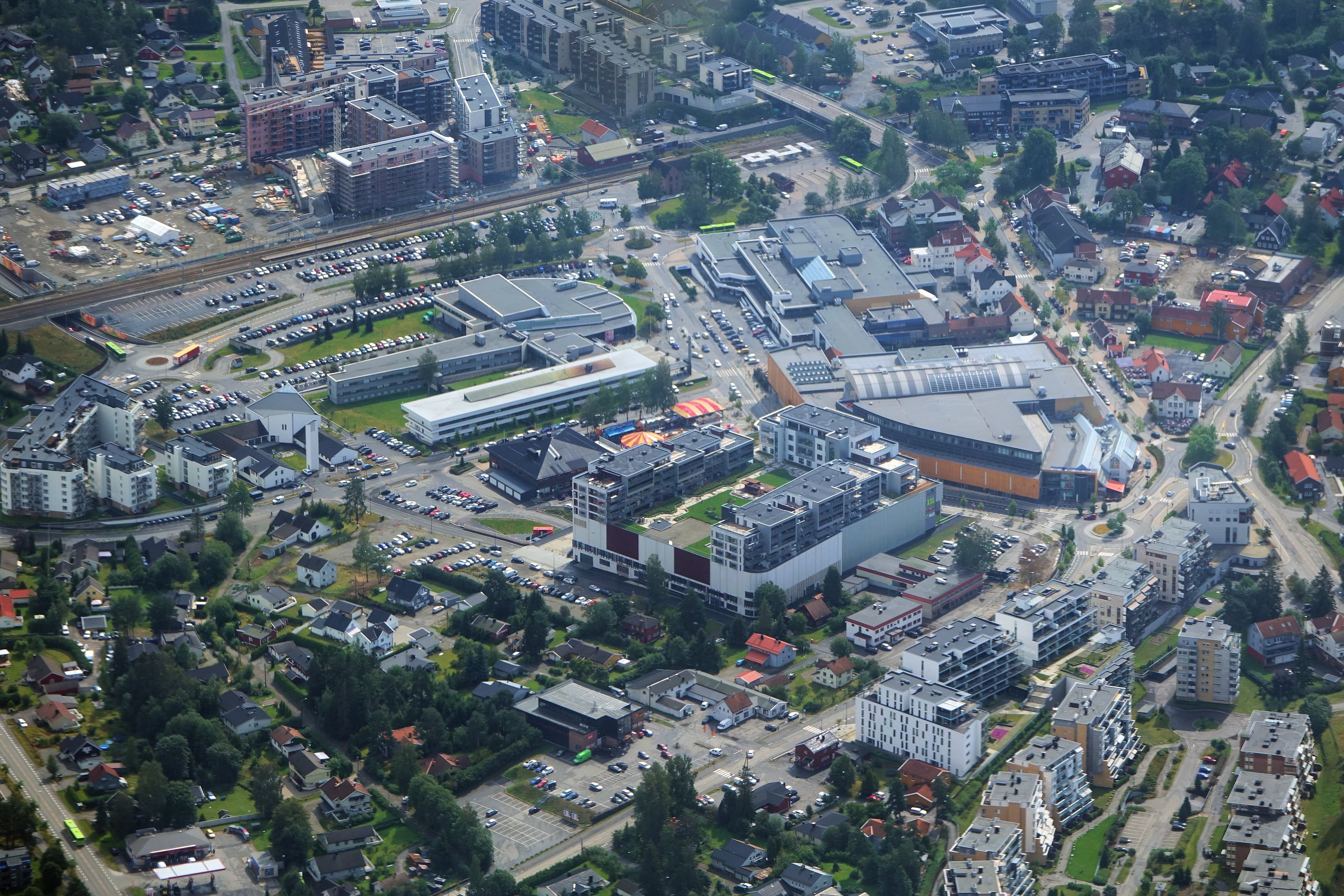 Flyfoto av Jessheim sentrum med rådhus- og kulturhusbygget i bildet
