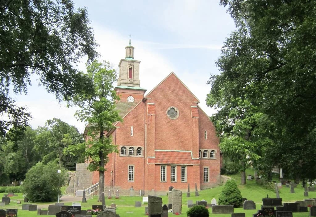 Glemmen nye kirke sett utenfra.