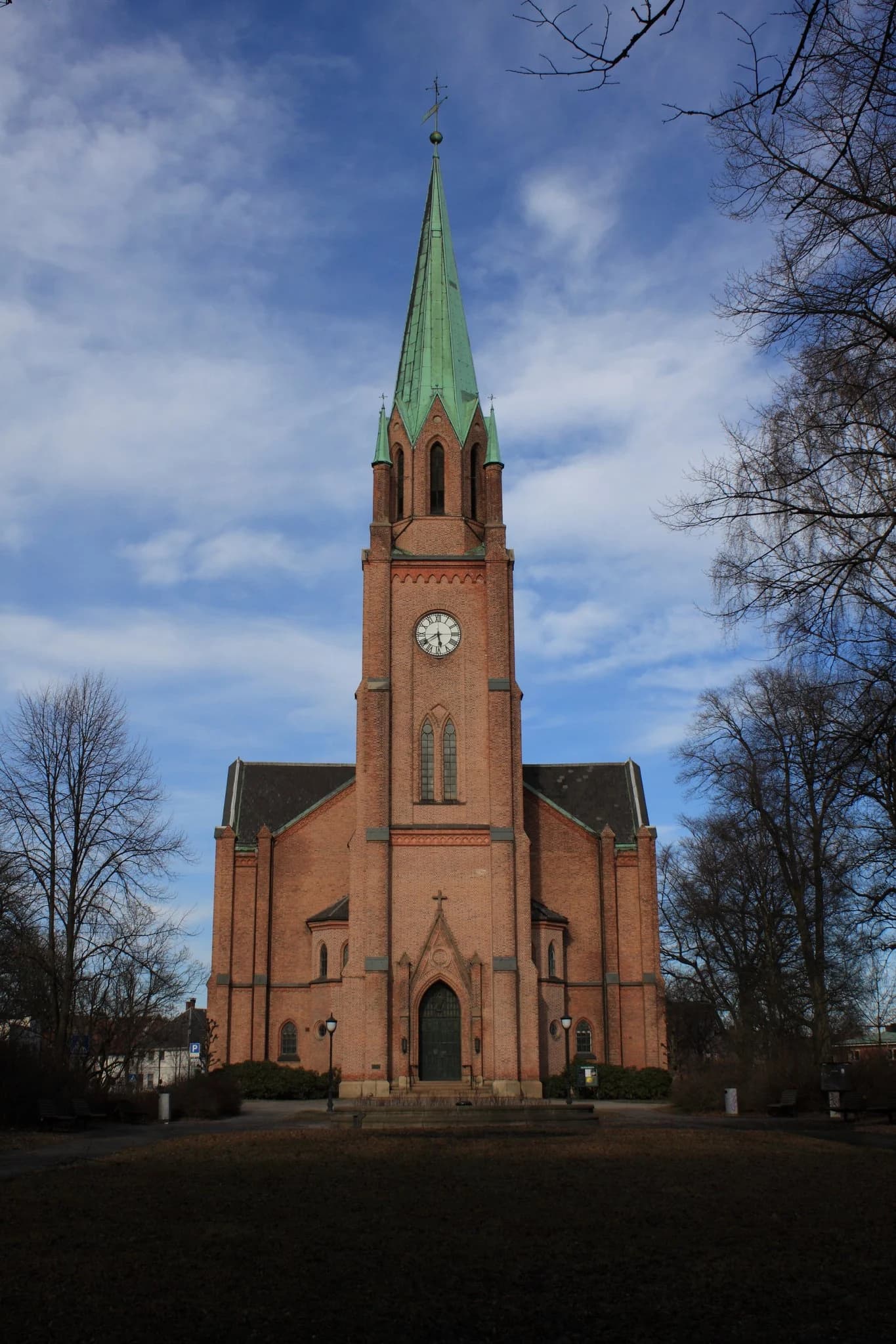 Fredrikstad domkirke sett forfra med kirketårnet.